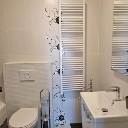 Dora - Comfortable In A Great Location *
