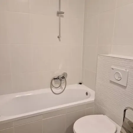 Dora - Comfortable In A Great Location *